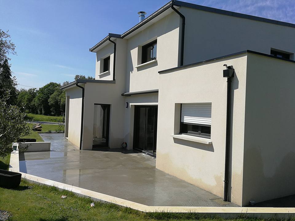 Maison neuve et terrasse